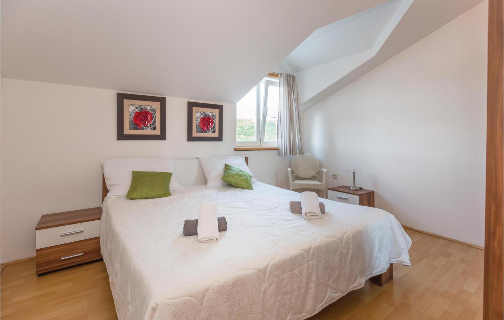 Lovely Apartment In Ugljane With Kitchen Eksteriør billede