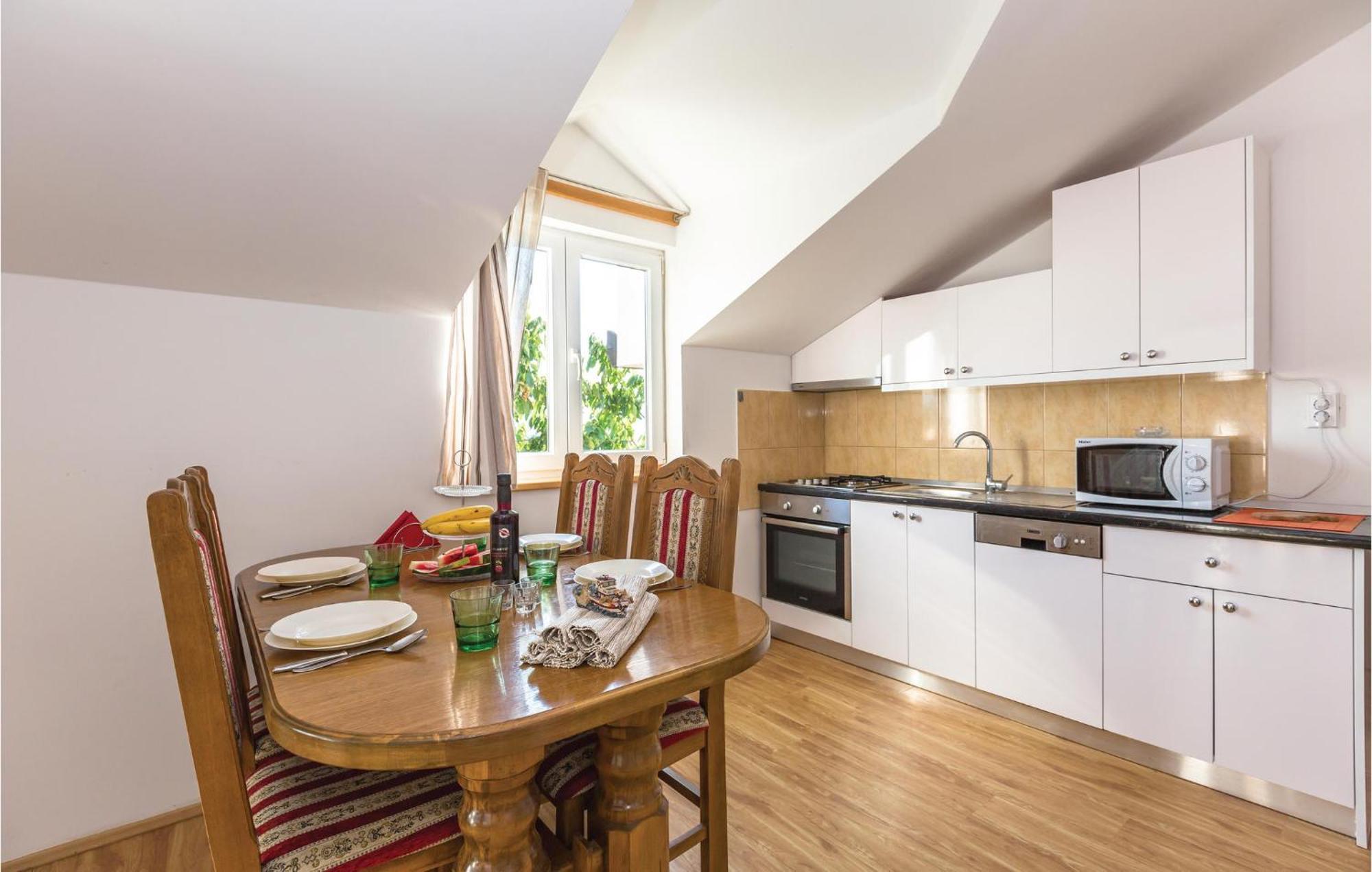 Lovely Apartment In Ugljane With Kitchen Eksteriør billede