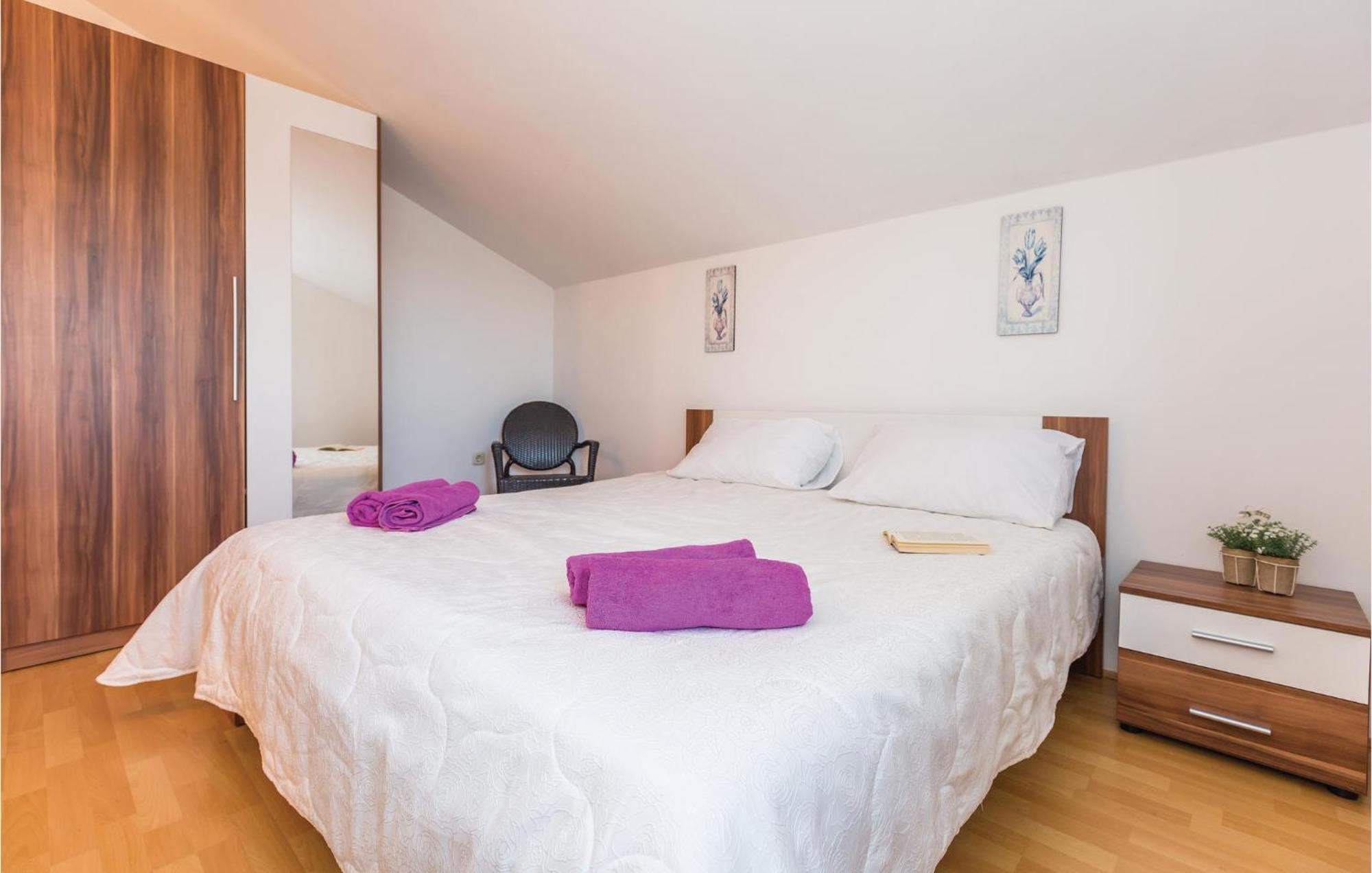 Lovely Apartment In Ugljane With Kitchen Eksteriør billede
